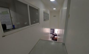 Se alquila ofibodega de tres niveles en Parque California