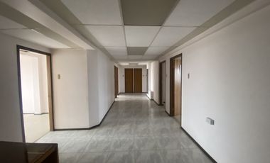 Arriendo de oficina  con 7 box..