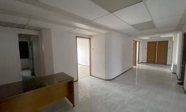 Arriendo de oficina  con 7 box..