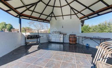 Oportunidad Rebajada Bella casa estilo chilena en tranquilo condominio a las afueras de Santiago