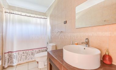 Oportunidad Rebajada Bella casa estilo chilena en tranquilo condominio a las afueras de Santiago