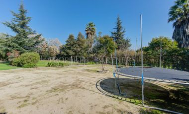 Oportunidad Rebajada Bella casa estilo chilena en tranquilo condominio a las afueras de Santiago