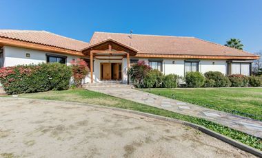 Oportunidad Rebajada Bella casa estilo chilena en tranquilo condominio a las afueras de Santiago