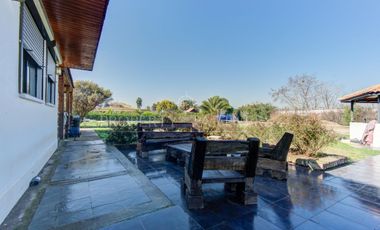 Oportunidad Rebajada Bella casa estilo chilena en tranquilo condominio a las afueras de Santiago