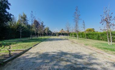 Oportunidad Rebajada Bella casa estilo chilena en tranquilo condominio a las afueras de Santiago