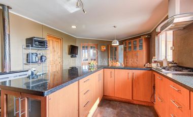 Oportunidad Rebajada Bella casa estilo chilena en tranquilo condominio a las afueras de Santiago