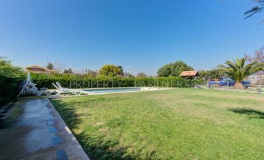 Oportunidad Rebajada Bella casa estilo chilena en tranquilo condominio a las afueras de Santiago