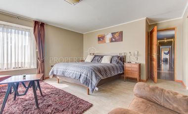 Oportunidad Rebajada Bella casa estilo chilena en tranquilo condominio a las afueras de Santiago