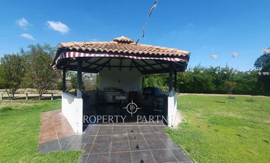 Oportunidad Rebajada Bella casa estilo chilena en tranquilo condominio a las afueras de Santiago