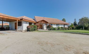 Oportunidad Rebajada Bella casa estilo chilena en tranquilo condominio a las afueras de Santiago