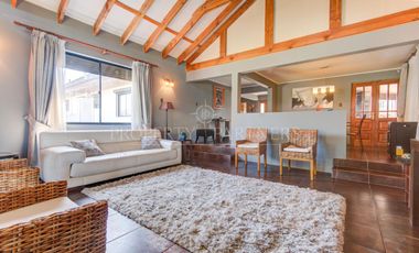 Oportunidad Rebajada Bella casa estilo chilena en tranquilo condominio a las afueras de Santiago