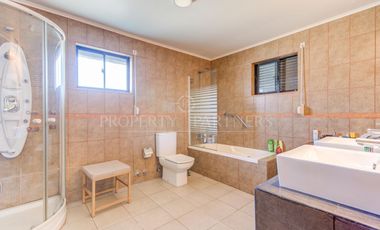 Oportunidad Rebajada Bella casa estilo chilena en tranquilo condominio a las afueras de Santiago