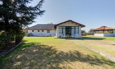 Oportunidad Rebajada Bella casa estilo chilena en tranquilo condominio a las afueras de Santiago