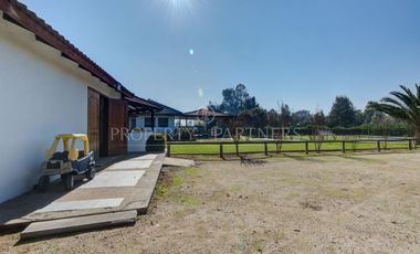 Oportunidad Rebajada Bella casa estilo chilena en tranquilo condominio a las afueras de Santiago