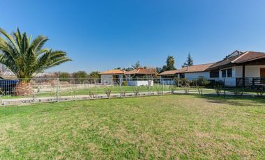 Oportunidad Rebajada Bella casa estilo chilena en tranquilo condominio a las afueras de Santiago