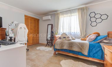 Oportunidad Rebajada Bella casa estilo chilena en tranquilo condominio a las afueras de Santiago