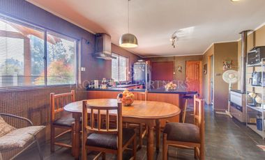 Oportunidad Rebajada Bella casa estilo chilena en tranquilo condominio a las afueras de Santiago