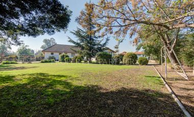 Oportunidad Rebajada Bella casa estilo chilena en tranquilo condominio a las afueras de Santiago