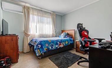 Oportunidad Rebajada Bella casa estilo chilena en tranquilo condominio a las afueras de Santiago
