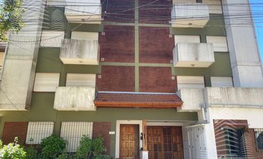Excelente departamento 2 ambientes con cochera cubierta!!