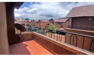 VENDO ESPECTACULAR CASA  DE 4 HABITACIONES EN CHIA EN CONJUNTO.