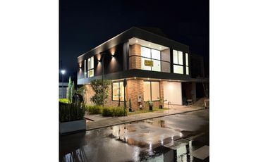 CASA EN VENTA EN LA CEJA