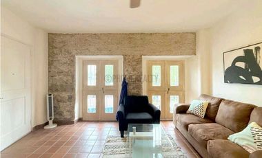 SE ALQUILA CONFORTABLE Y HERMOSO APARTAMENTO EN CASO ANTIGUO VV