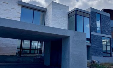 CASA NUEVA PARA ESTRENAR  EN VENTA SIERRA ALTA- $21,000,000