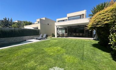 Casa en Arriendo en camino la laguna con camino del sol