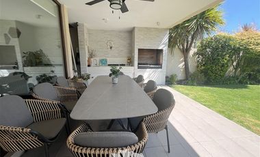 Casa en Arriendo en camino la laguna con camino del sol