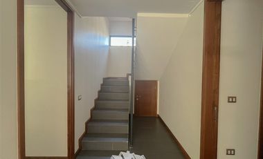 Casa en Arriendo en camino la laguna con camino del sol