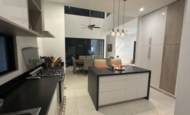 Casa en Venta en Privada Gran Valle Cholul | 3 habitaciones + cuarto de servicio