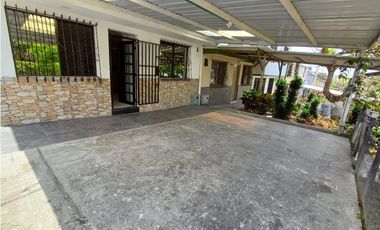 CASA EN EL BARRIO LIMONAR