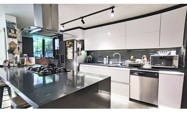 Vendo moderna casa remodelada en Castropol unidad cerrada