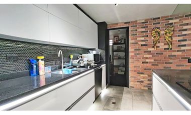 Vendo moderna casa remodelada en Castropol unidad cerrada