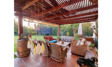 Piedra Roja/ 5 Dormitorios/ Las Flores  (VE)