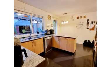 Piedra Roja/ 5 Dormitorios/ Las Flores  (VE)