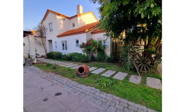 Piedra Roja/ 5 Dormitorios/ Las Flores  (VE)