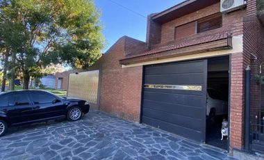 Casa en venta - 6 Dormitorios 4 Baños - Lomas de Zamora