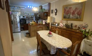 Casa en venta - 6 Dormitorios 4 Baños - Lomas de Zamora