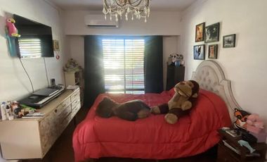 Casa en venta - 6 Dormitorios 4 Baños - Lomas de Zamora