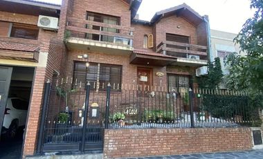 Casa en venta - 6 Dormitorios 4 Baños - Lomas de Zamora