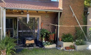 Casa en venta - 6 Dormitorios 4 Baños - Lomas de Zamora