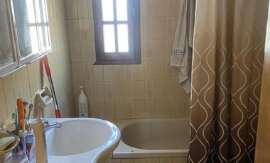 Casa en venta - 6 Dormitorios 4 Baños - Lomas de Zamora