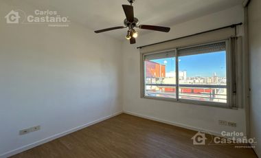 Moderno depto.2 amb. Amplios balcones c/ Vista.Cochera fija 2 autos. Edificio c/piscina, sum y seguridad, sobre Av. Maipú.