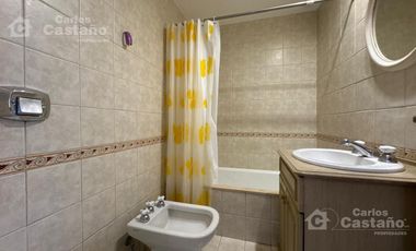 Moderno depto.2 amb. Amplios balcones c/ Vista.Cochera fija 2 autos. Edificio c/piscina, sum y seguridad, sobre Av. Maipú.