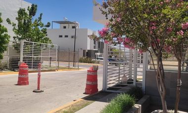 Se Renta Casa en el Fortín en Coto y con Recamara en Planta Baja.