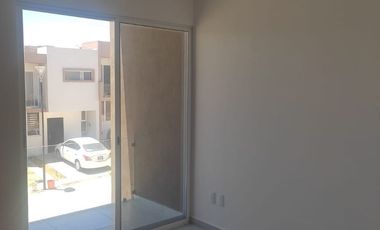 Se Renta Casa en el Fortín en Coto y con Recamara en Planta Baja.