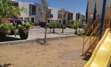 Se Renta Casa en el Fortín en Coto y con Recamara en Planta Baja.