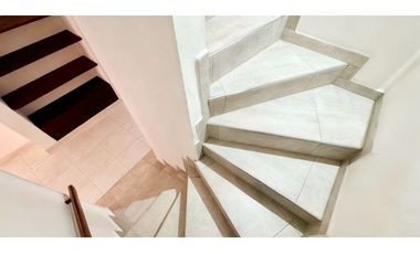 Casa remodelada en venta | Tres pisos - Portales de Niza Palmira Valle